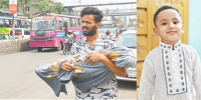 বাবার কোলে চাদরে মোড়ানো সন্তানের লাশ, মানুষকে কেন কাঁদাচ্ছে?